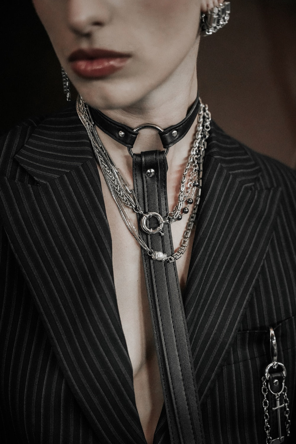 Nouveauté de cette rentrée, une cravate en simili cuir noir pour un ton rock