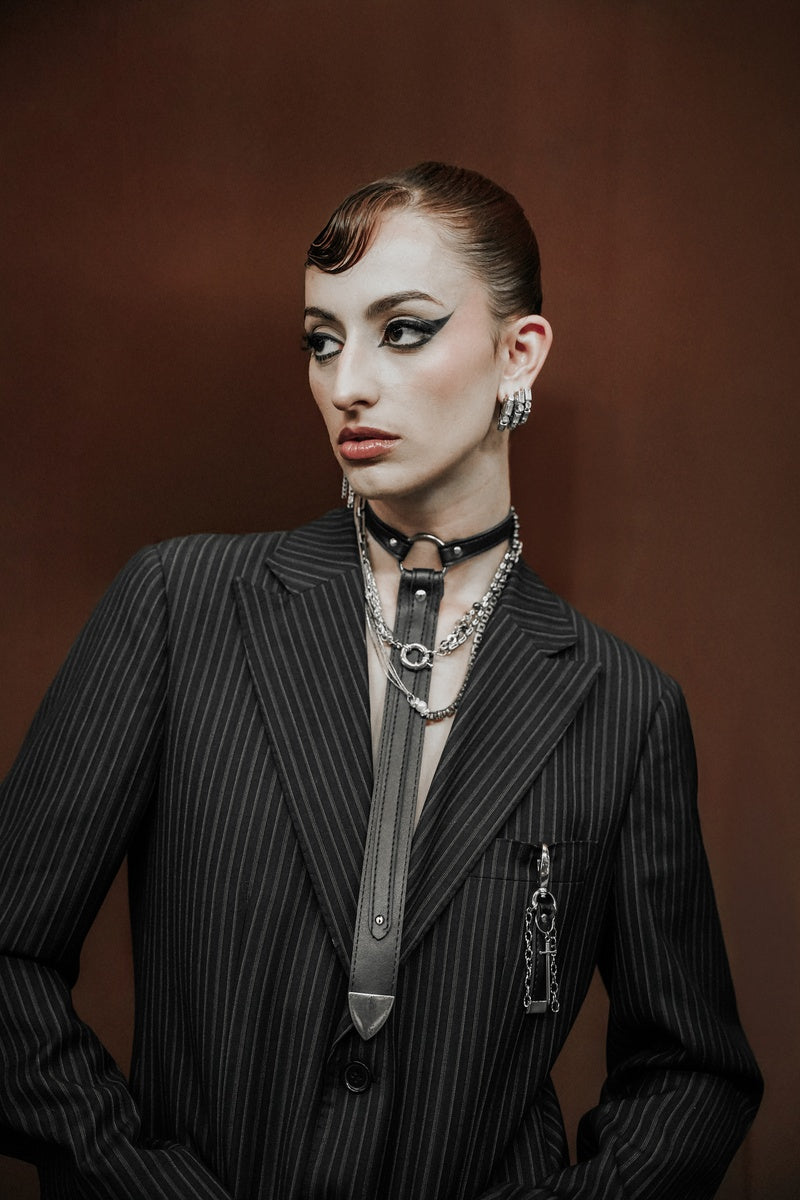 Nouveauté de cette rentrée, une cravate en simili cuir noir pour un ton rock et gothique