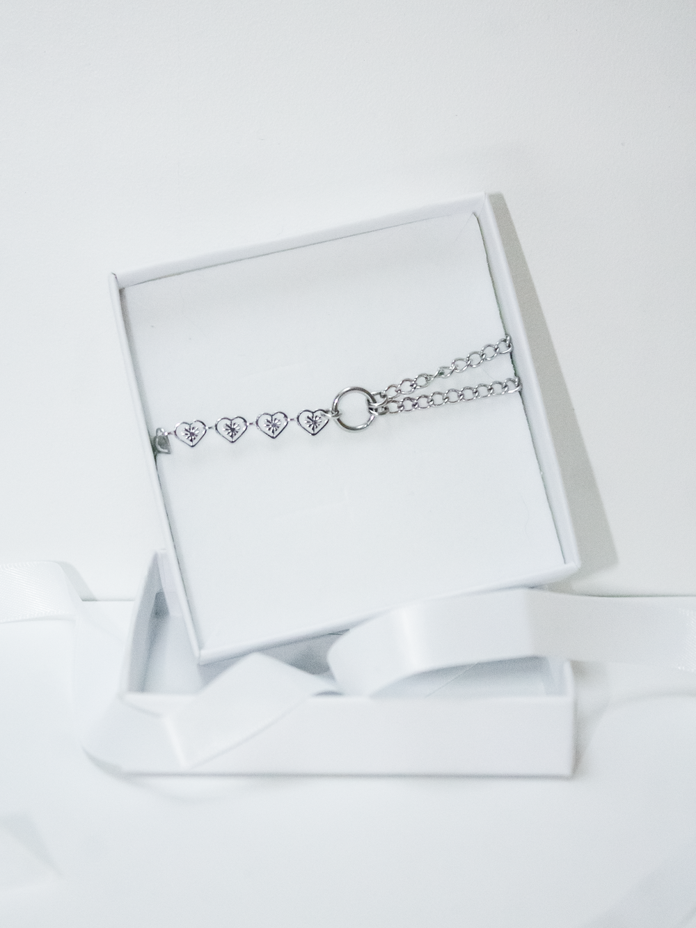 bracelet à double chaine dont une en coeur argentée de la marque kodomo