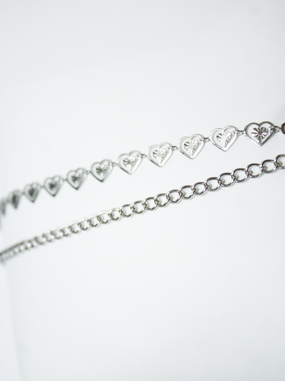 gros plan sur les deux chaines utilisées pour composer le bijoux argenté