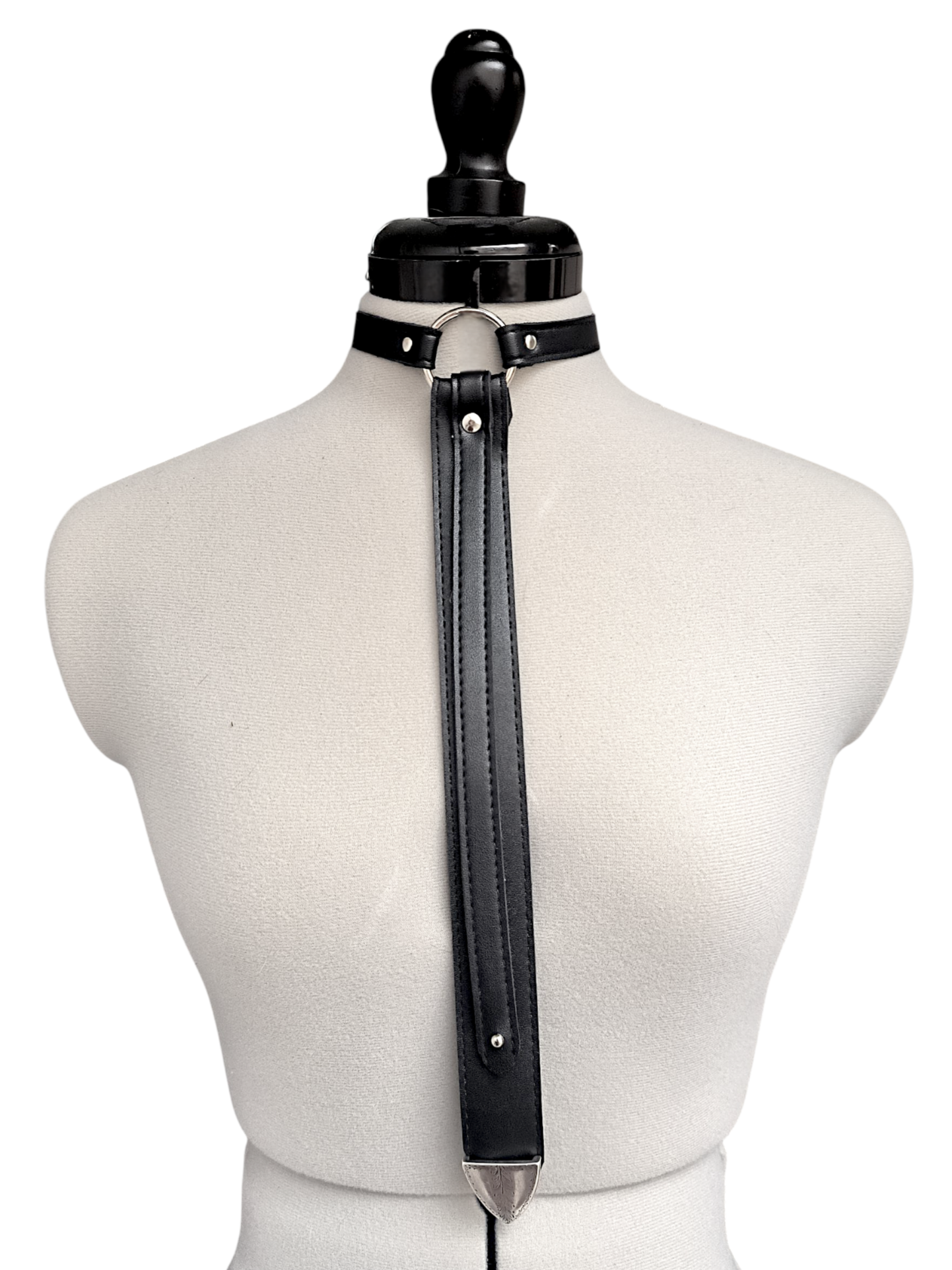 Nouveauté de cette rentrée, une cravate en simili cuir noir pour un ton rock et gothique